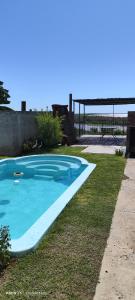ein kleiner Swimmingpool im Gras in der Nähe des Ozeans in der Unterkunft Casa vista al Rio Parana Vuelta de Obligado in San Pedro