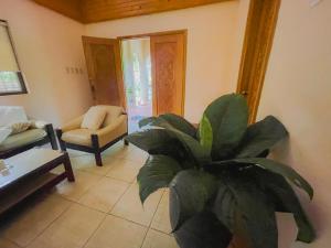 Istumisnurk majutusasutuses Spacious room in Tagaytay! Pool, Billiards, Netflx
