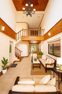 Istumisnurk majutusasutuses Spacious room in Tagaytay! Pool, Billiards, Netflx