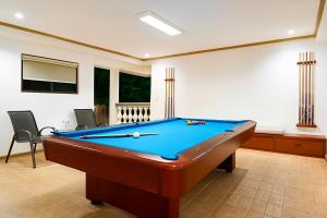 Piljardilaud majutusasutuses Spacious room in Tagaytay! Pool, Billiards, Netflx