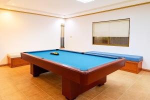 Piljardilaud majutusasutuses Spacious room in Tagaytay! Pool, Billiards, Netflx