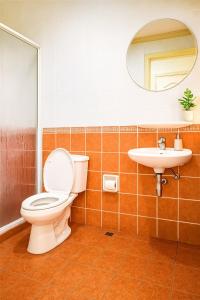 Vannituba majutusasutuses Spacious room in Tagaytay! Pool, Billiards, Netflx
