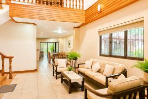 Istumisnurk majutusasutuses Spacious room in Tagaytay! Pool, Billiards, Netflx