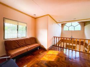 Istumisnurk majutusasutuses Spacious room in Tagaytay! Pool, Billiards, Netflx