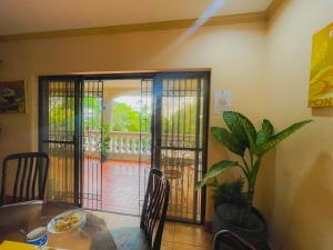 Rõdu või terrass majutusasutuses Spacious room in Tagaytay! Pool, Billiards, Netflx