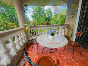 Rõdu või terrass majutusasutuses Spacious room in Tagaytay! Pool, Billiards, Netflx