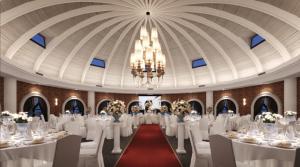 ペタリンジャヤにあるPaxtonz Leisure Suites Kuala Lumpurの白いテーブルと椅子、シャンデリアのある宴会場