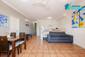 Η κουζίνα ή μικρή κουζίνα στο The Anchorage Escape Apartment - Steps away from City, Ferry and Stadium