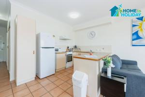 Η κουζίνα ή μικρή κουζίνα στο The Anchorage Escape Apartment - Steps away from City, Ferry and Stadium