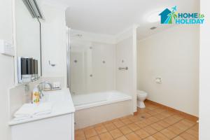 Ένα μπάνιο στο The Anchorage Escape Apartment - Steps away from City, Ferry and Stadium