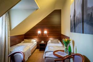 Un pat sau paturi într-o cameră la Pytloun Kampa Garden Hotel Prague