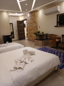 A bed or beds in a room at pyramids view suite/vista piramidi