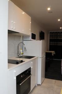 Kuchyň nebo kuchyňský kout v ubytování Krishna Motel - Newly Built in Papakura + 21 fotografií