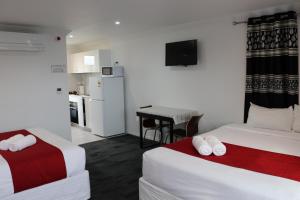 Postel nebo postele na pokoji v ubytování Krishna Motel - Newly Built in Papakura