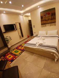 A bed or beds in a room at pyramids view suite/vista piramidi