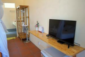 A television and/or entertainment centre at Gold Sand Beach Bungalow