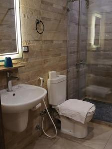 A bathroom at pyramids view suite/vista piramidi