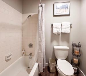 ein Badezimmer mit Toilette, Badewanne und Waschbecken in der Unterkunft Beautiful Inn Building Updated Condo 211 in Garden City + 12 Fotos