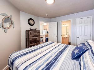ein Schlafzimmer mit einem Bett und einer Uhr an der Wand in der Unterkunft Beautiful Inn Building Updated Condo 211 in Garden City