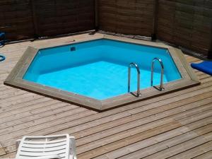Bazén v ubytování Bungalows Corail, F3 avec piscine à Sainte Luce nebo v jeho okolí