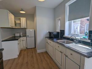 LongbentonにあるBeautiful Benton Baseのシンクと冷蔵庫付きのキッチン
