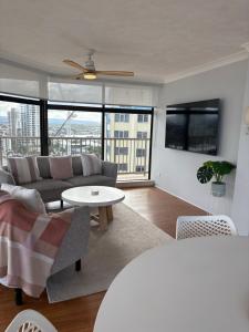 黄金海岸Beachfront & City View, Huge 2 Bedroom Apartment, Imperial Surf Resort的客厅里有一张沙发和一张桌子。