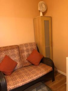 Posezení v ubytování Shady Willow Guest House - SMALL Indipendent Units with Seperate Entrance for Travellers
