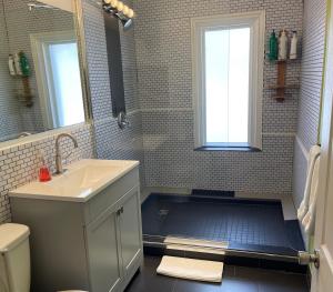 Un baño de Barefoot Inn 10 fotos más