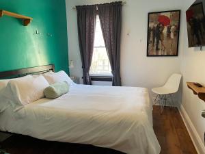 Una cama o camas en una habitación de Barefoot Inn