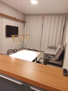 a conference room with a table and a chair at Apartamento novo em São Lourenço in São Lourenço