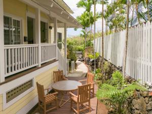 Balkoni atau teres di Kona Polynesian Studio Apt, Where Seagrass Sways