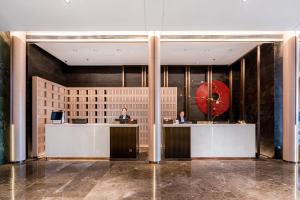 ShuyangShuyang Honor International Hotel的两人坐在大堂的前台 更多33张照片