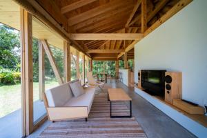 本部町にあるSHINMINKA Villa GUSHIKENのリビングルーム(ソファ、テーブル付)