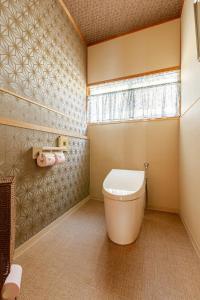 Un baño con inodoro y ventana. en 潮宿enjoykeys A private rental space with a Japanese garden, en Higashiōsaka 92 fotos más