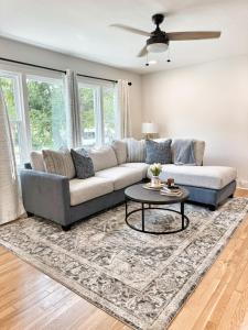Χώρος καθιστικού στο Elegant Family Home near Downtown