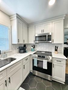 Η κουζίνα ή μικρή κουζίνα στο Elegant Family Home near Downtown