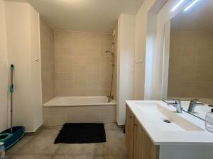 O baie la Bel appartement neuf 4 pers. avec terrasse, Cap d'Agde - FR-1-249-429 +10 fotografii