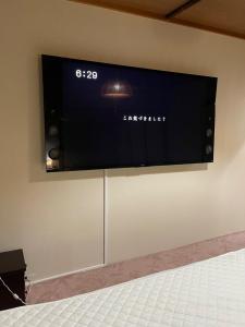 横浜市にある丘の上のシェアハウスの壁掛け薄型テレビ