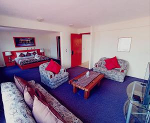 a living room with couches and a coffee table at Hotel Azulejos in San Cristóbal de Las Casas
