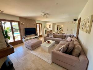 TV o dispositivi per l'intrattenimento presso Charming Provençal Villa with pool and garden