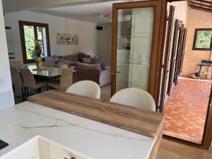 Area soggiorno di Charming Provençal Villa with pool and garden