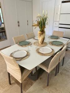 Foto dalla galleria di Charming Provençal Villa with pool and garden a Mougins