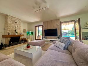 TV o dispositivi per l'intrattenimento presso Charming Provençal Villa with pool and garden