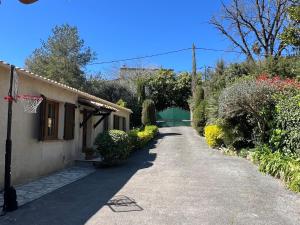Foto dalla galleria di Charming Provençal Villa with pool and garden a Mougins