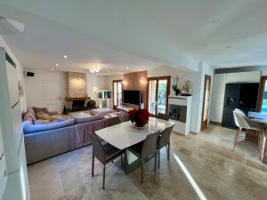 Area soggiorno di Charming Provençal Villa with pool and garden