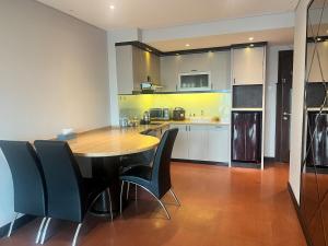 Kuchyň nebo kuchyňský kout v ubytování 2BR Apt, El Royale Hotel, Braga, City Center