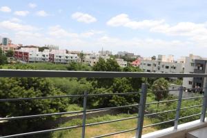 Hotel Starlight Chennai near DLF,L&T,Miot,Tradecenter,Ramachandra medical coll的阳台或露台