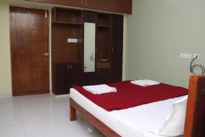 Hotel Starlight Chennai near DLF,L&T,Miot,Tradecenter,Ramachandra medical coll客房内的一张或多张床位