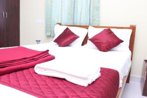 Hotel Starlight Chennai near DLF,L&T,Miot,Tradecenter,Ramachandra medical coll客房内的一张或多张床位
