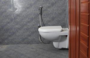 Hotel Starlight Chennai near DLF,L&T,Miot,Tradecenter,Ramachandra medical coll的一间浴室